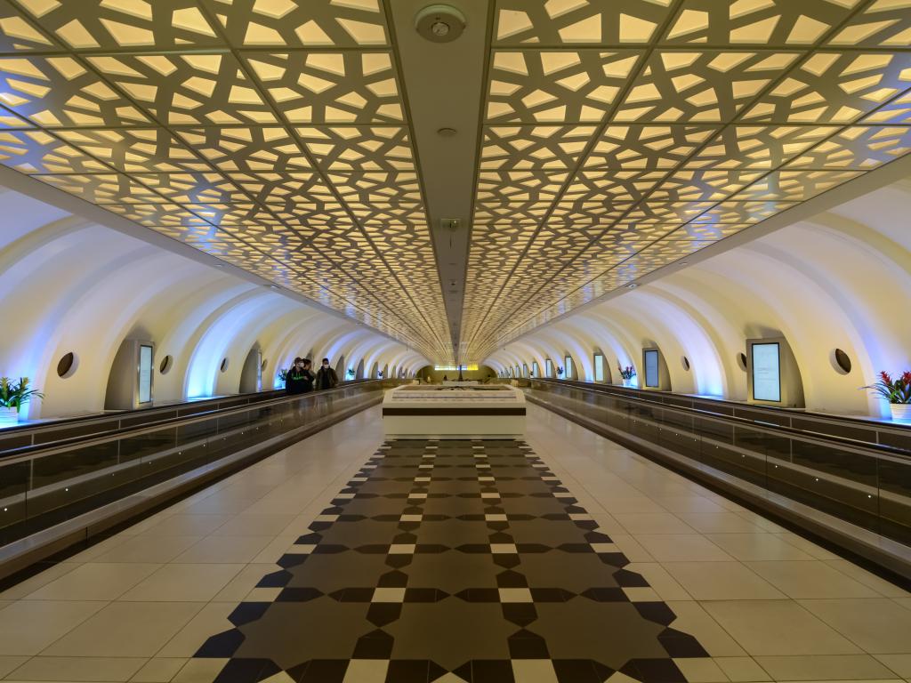 Abu Dhabi Airport, ein sehr moderner Flughafen in den Emiraten