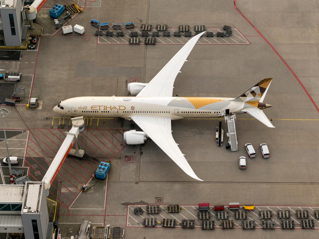 Eine Boeing 787 von Etihad Airways am Abu Dhabi International Airport