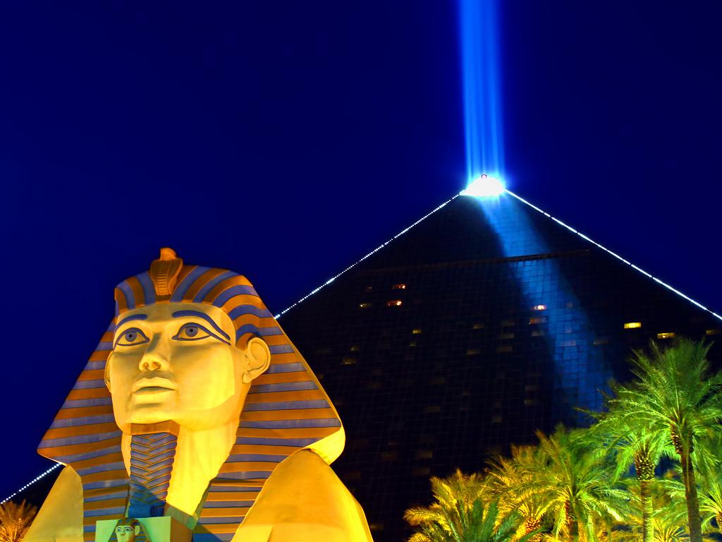 Das Luxor Hotel bei Nacht