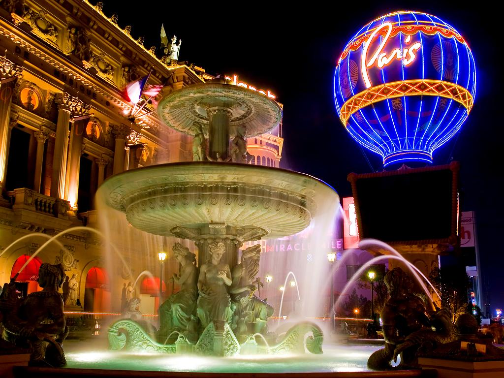 Das Hotel bei Nacht