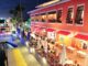 Geschäfte und Restaurants am Abend im Bayside Miami