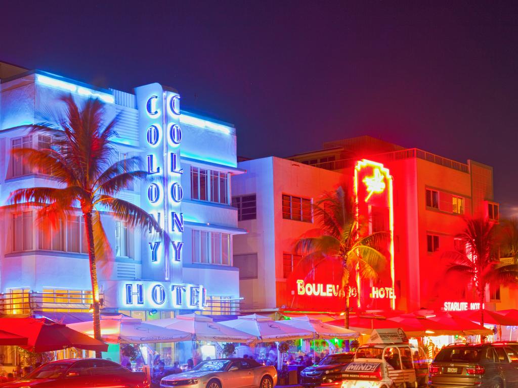 Das Colony Hotel bei Nacht