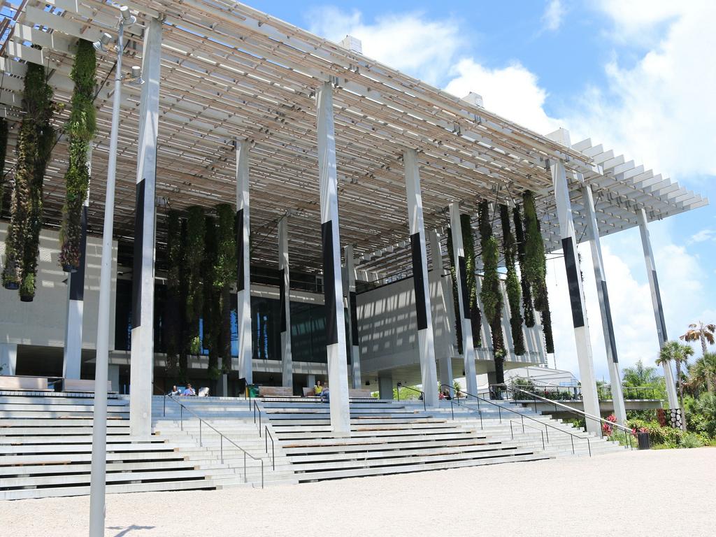 Der Eingang zum Perez Art Museum Miami