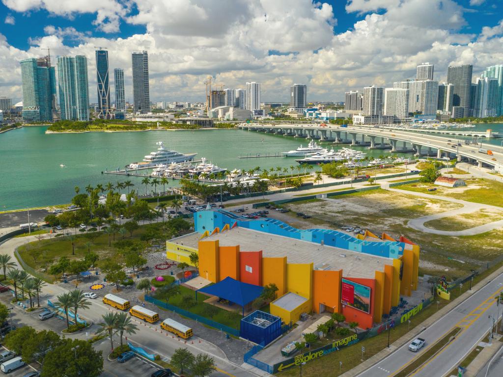 Das Miami Children’s Museum mit Downtown