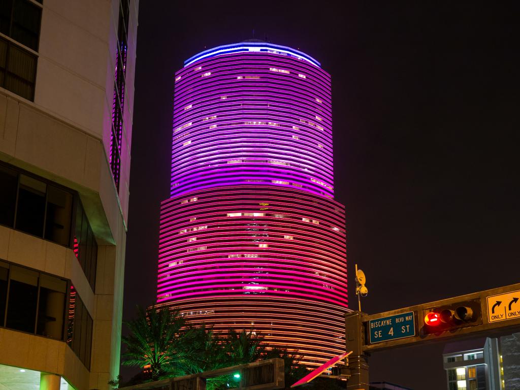 Miami Tower in Roter Beleuchtung