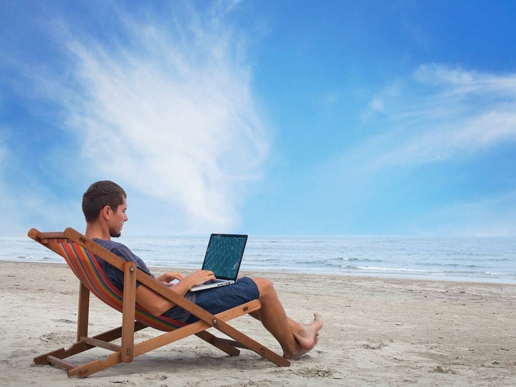 mit-dem-notebook-am-strand-von-miami Mit dem Notebook am Strand von Miami
