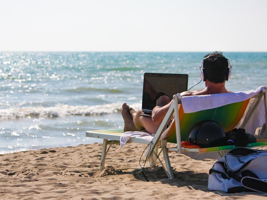 Musik hören am Strand