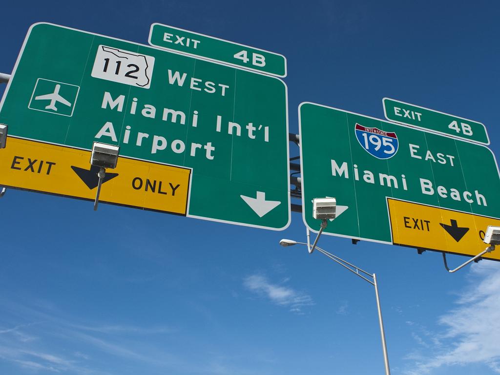 Wegweiser zum Flughafen Miami