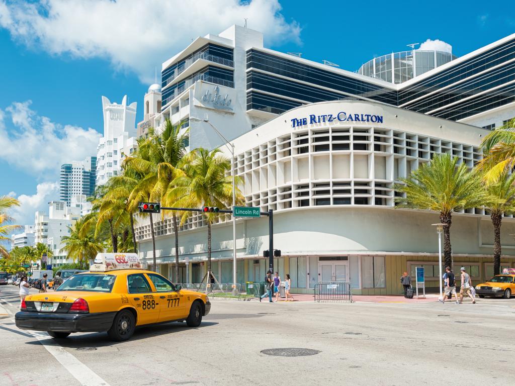 Ein Taxi in Miami Beach vor einem Hotel