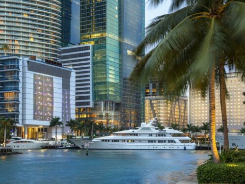 Eine Yacht in der Downtown von Miami