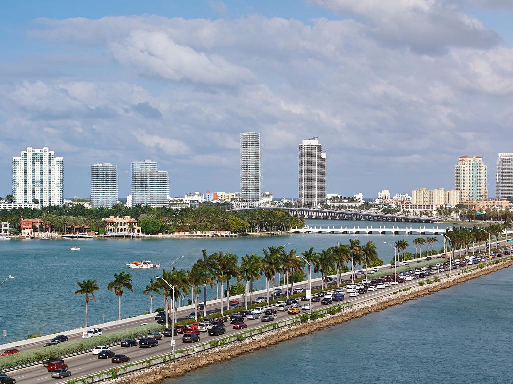 Der MacArthur Causeway in Miami