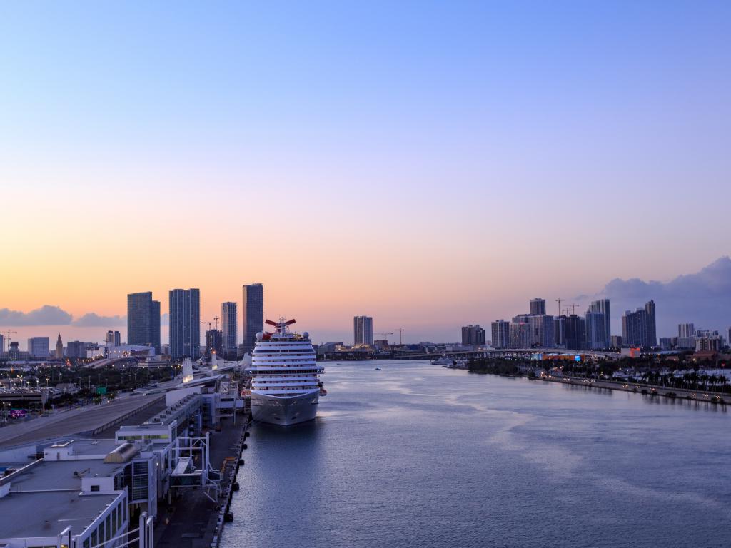 Ein Kreuzfahrtschiff im Port of Miami