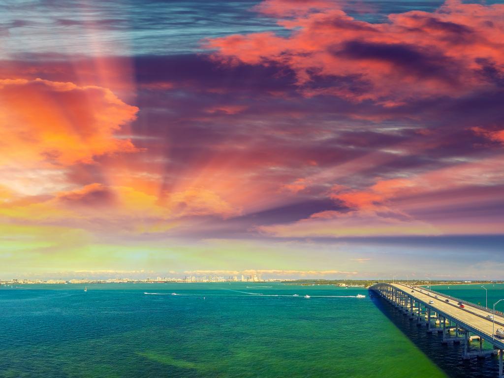 Die Skyline von Miami und der Rickenbacker Causeway