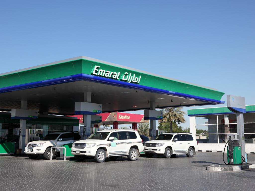 Eine Tankstelle in Dubai, die Benzinpreise sind günstig