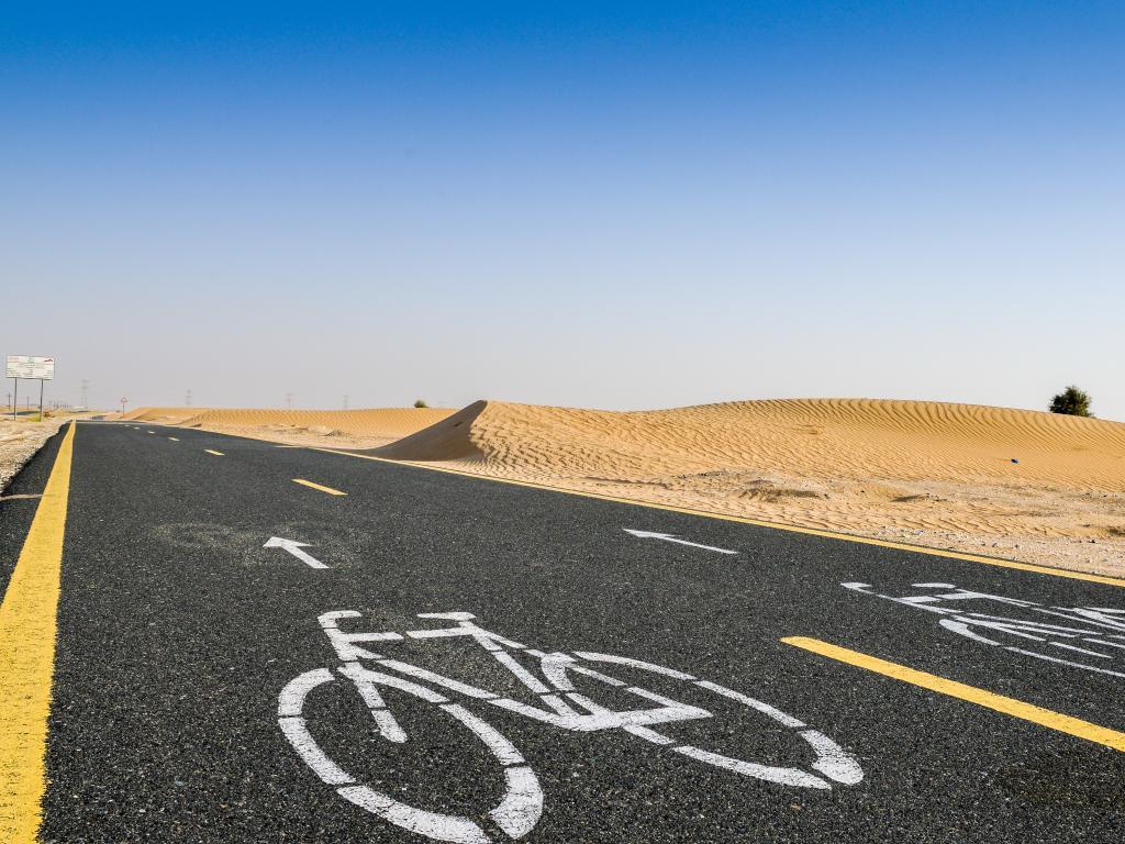 Fahrrad und Wüste in Dubai