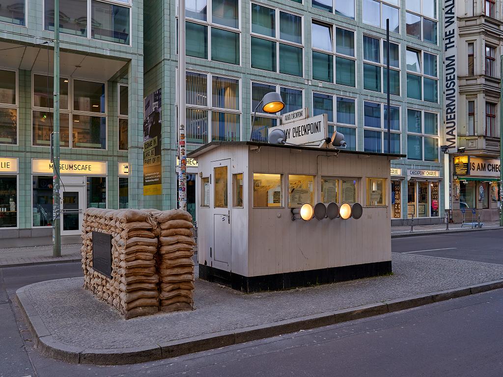 Checkpoint Charlie am Abend