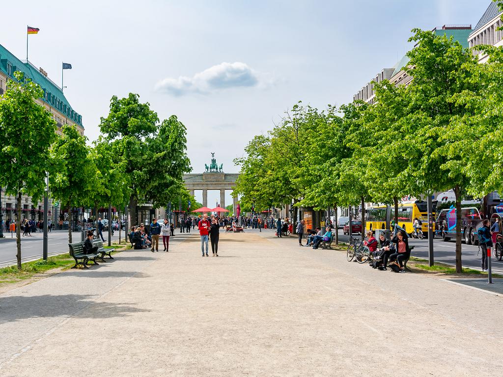 Die Prachtstrasse mit Blick zum Brandenburger Tor
