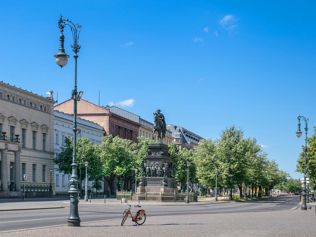 Prachtstrasse Unter den Linden mit Denkmal