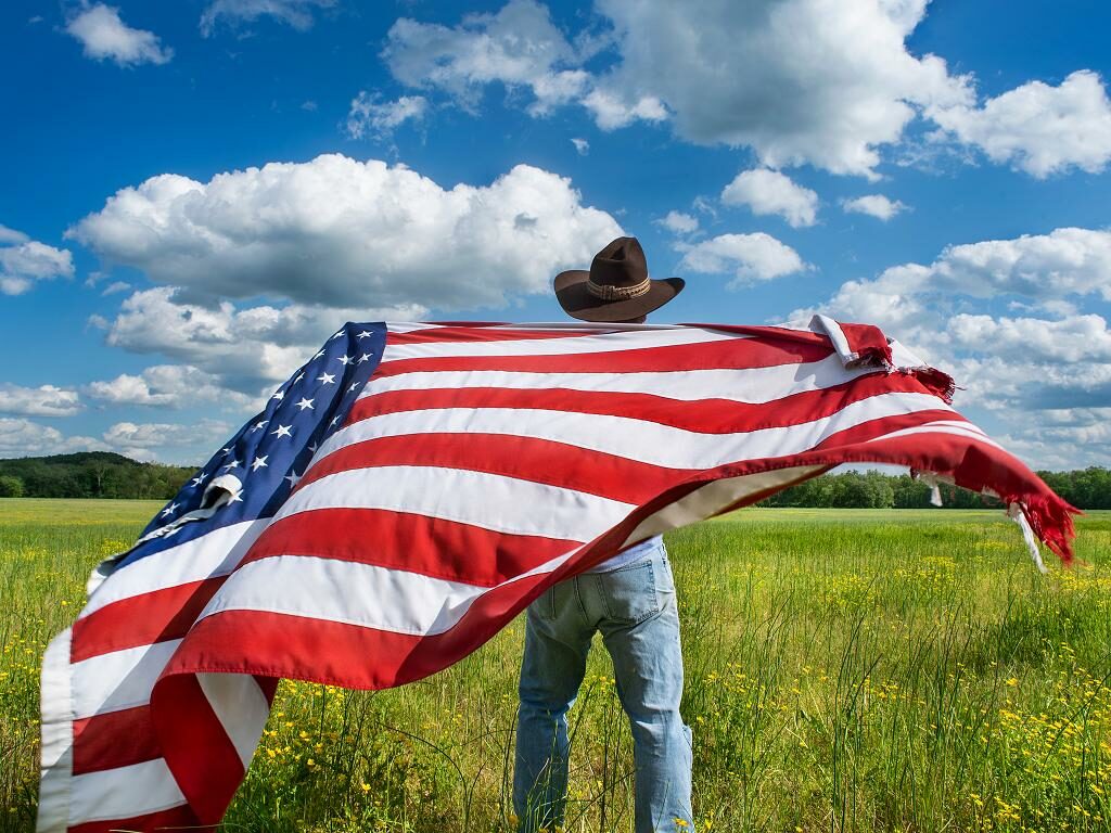Ein Cowboy in den USA mit Flagge