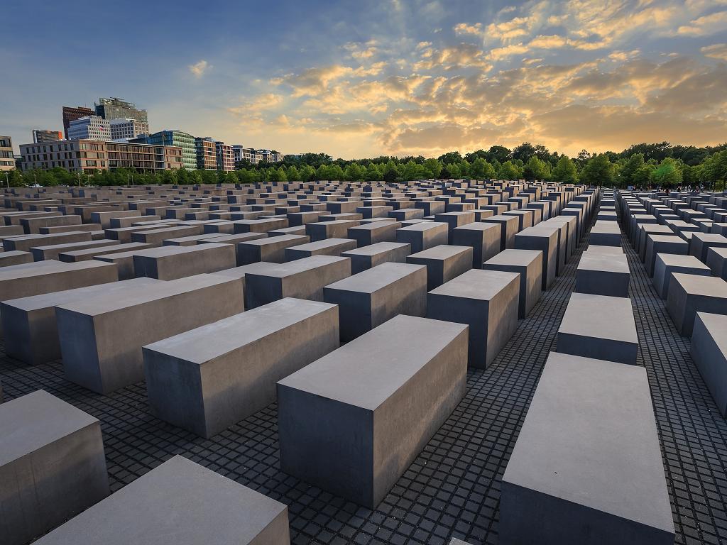 Das Mahnmal am Abend