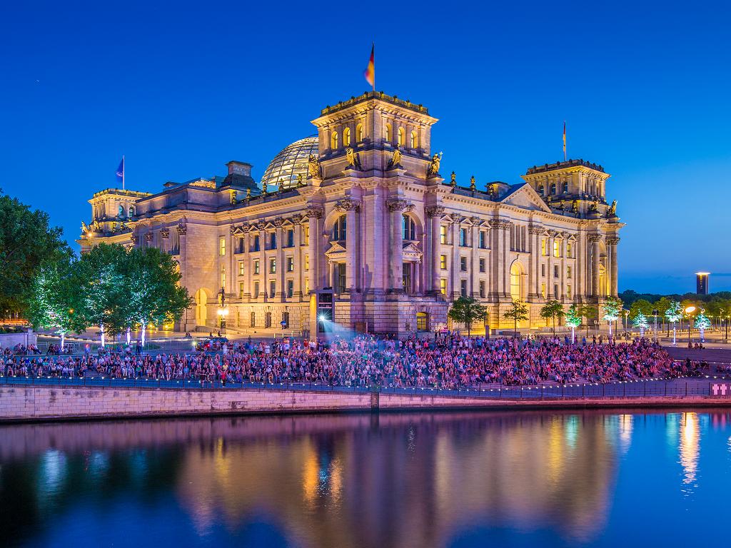 Das Reichstagsgebäude bei Nacht