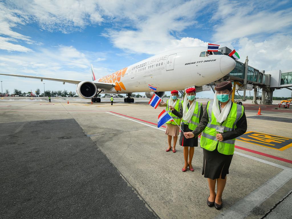 Emirates Flugzeug am Flughafen Phuket