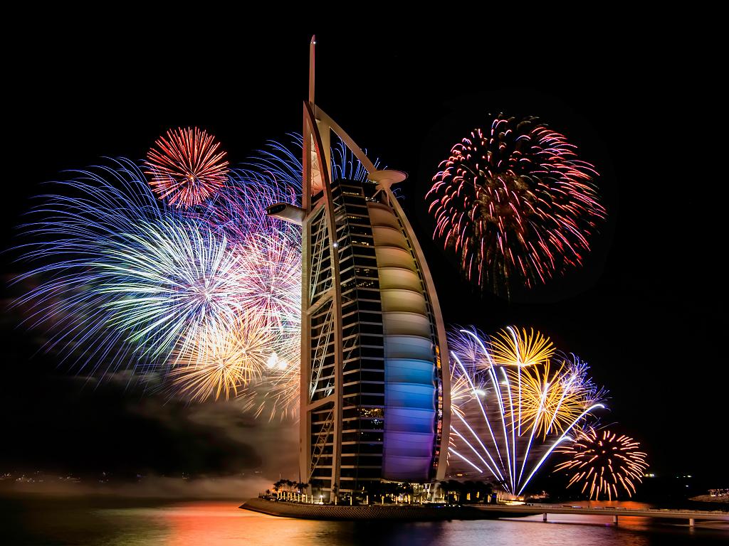 Burj al Arab mit tollem Feuerwerk