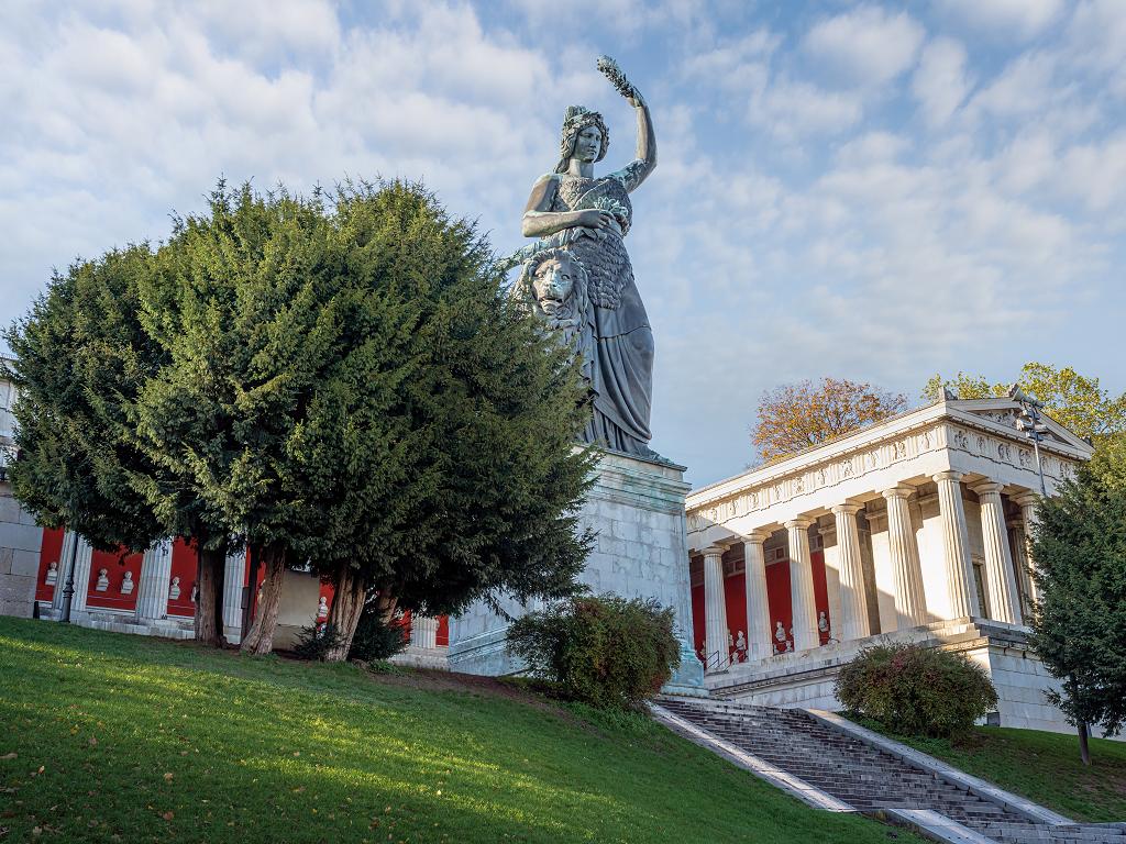 Der Blick zur Ruhmeshalle mit Bavaria