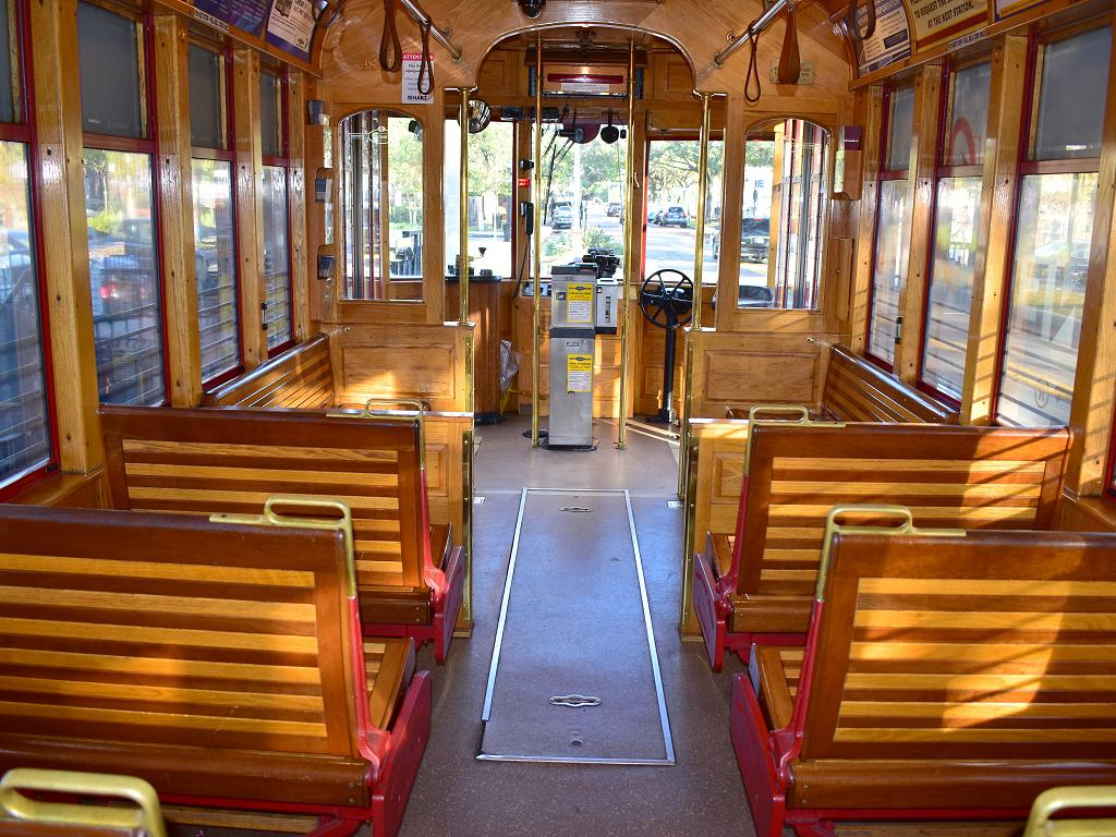 Der Innenbereich von der Straßenbahn in Tampa