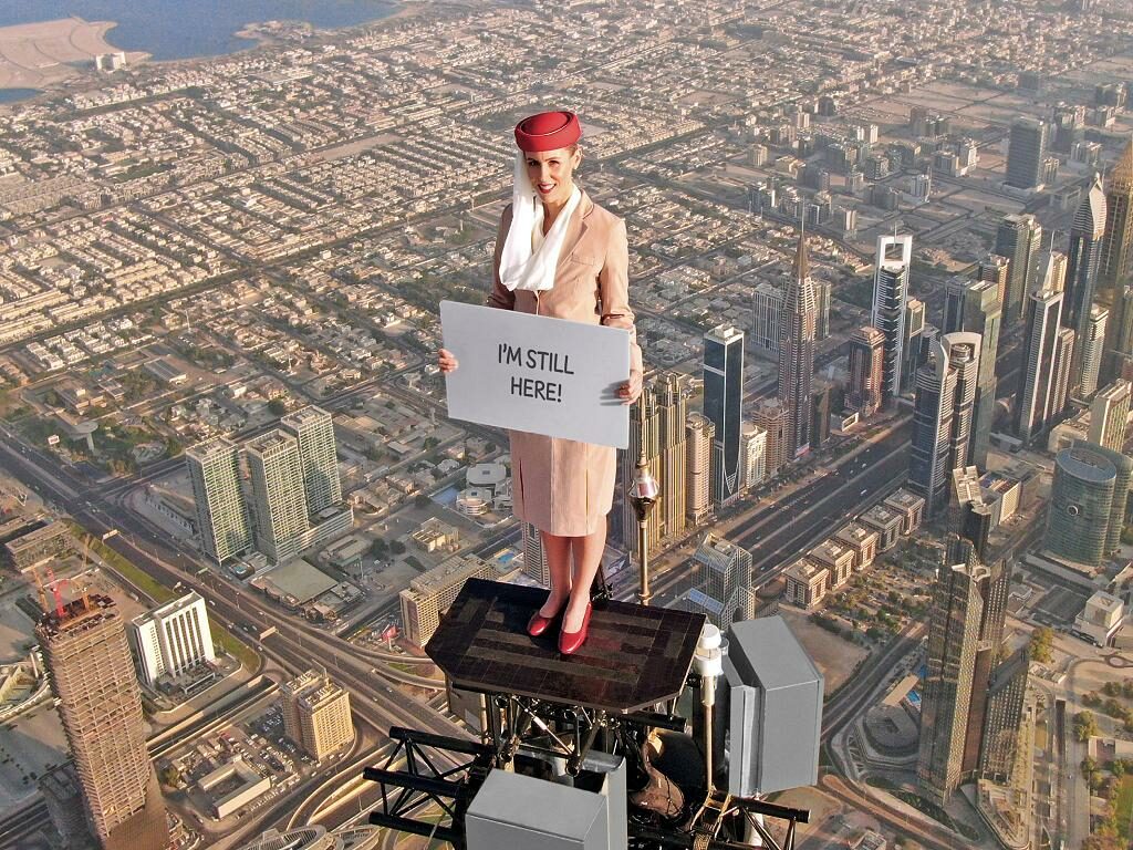 Stuntfrau an der Spitze des Burj Khalifa | © Emirates Airlines