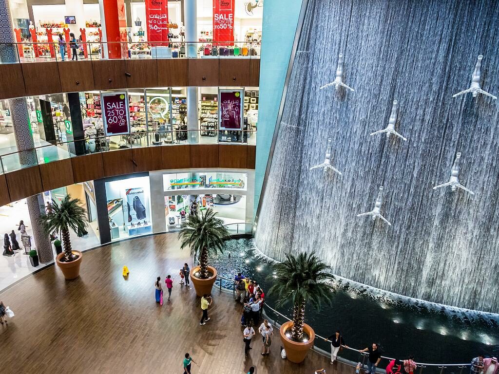 Blick zum Wasserfall in der Dubai Mall