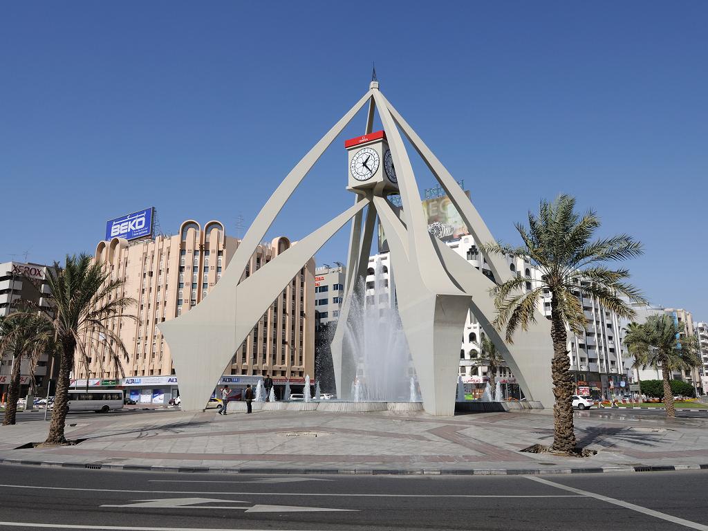 Der Clocktower liegt auf einer Verkehrsinsel