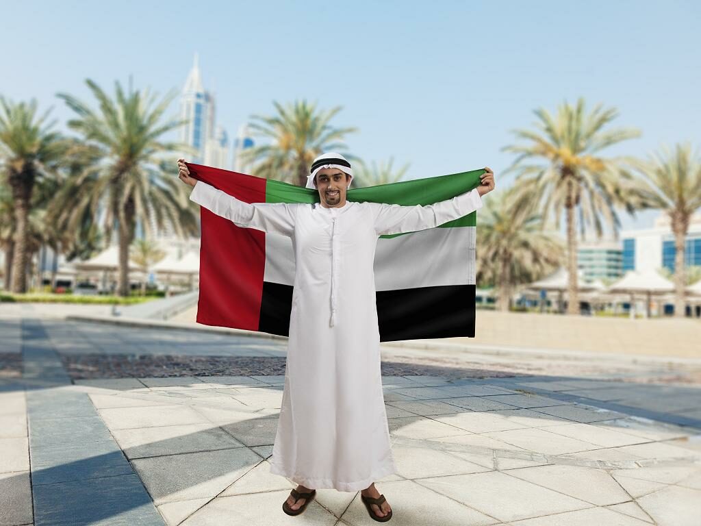 Dubai Einwohner mit der V.A.E. Flagge