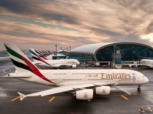 Ein Emirates A380 am Flughafen Dubai mit Terminal
