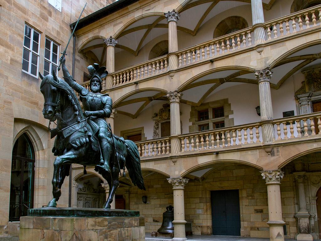 Reiterstatue und Innenhof