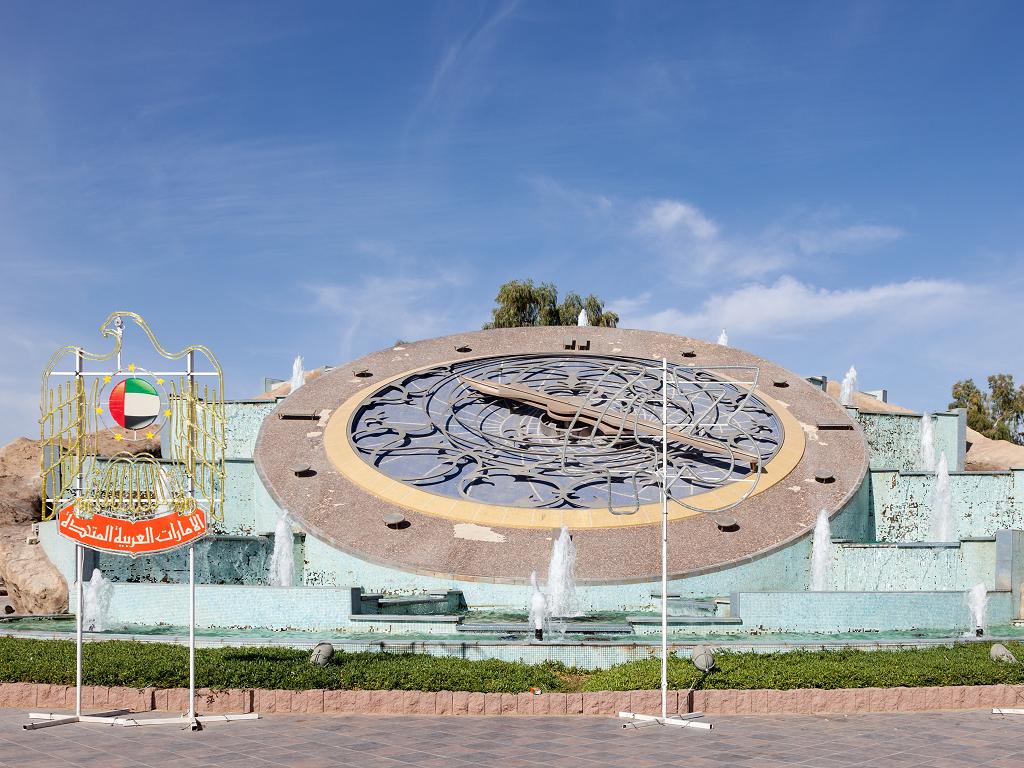 Eine grosse Uhr in Al Ain