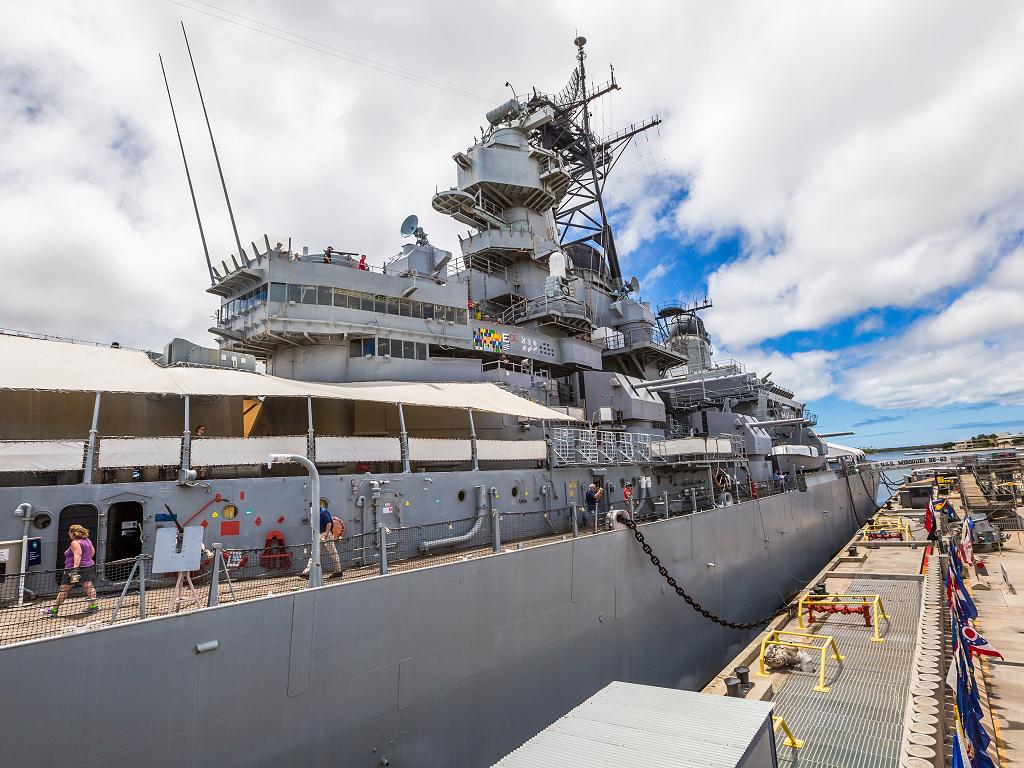 Besucher schauen sich das Schiff an