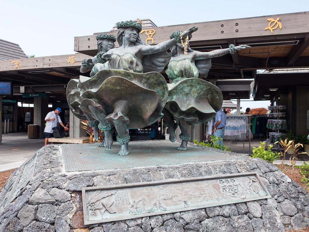 Figuren am Eingang zum Flughafen