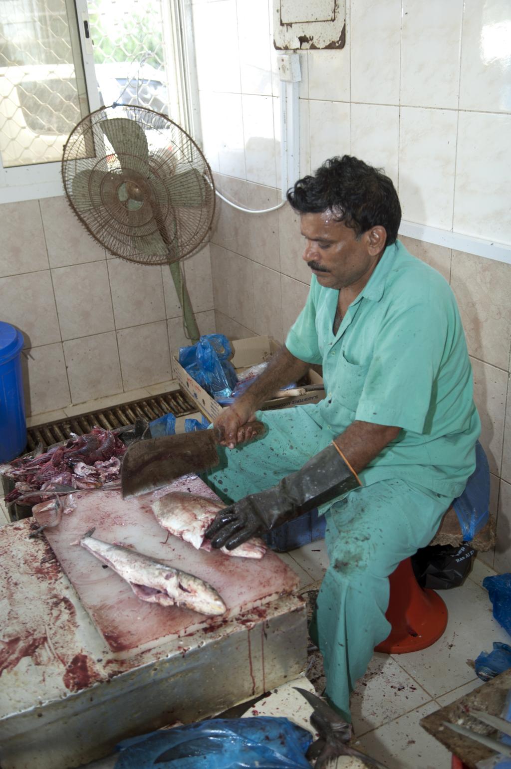 Ein Mitarbeiter vom Fischmarkt