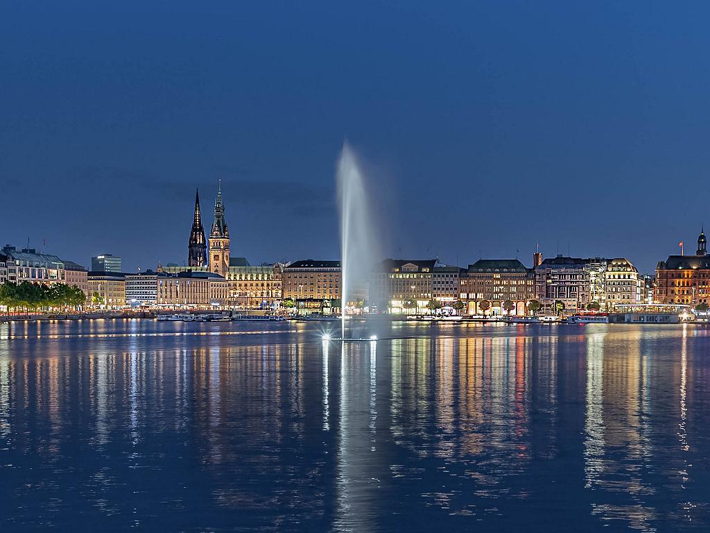 Blick auf die Alsterfontäne am Abend