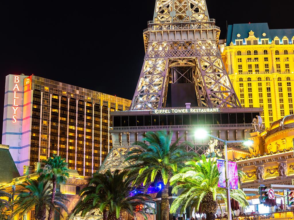 Der Eiffelturm in Las Vegas bei Nacht