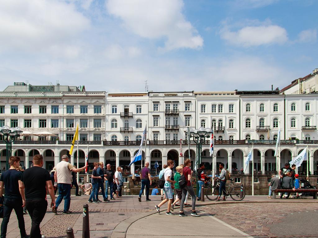 Touristen bei den Arkaden