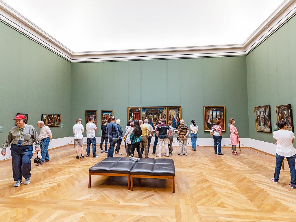 Besucher gehen durch das Museum
