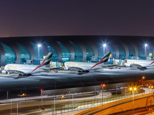 Flughafen Dubai am Abend
