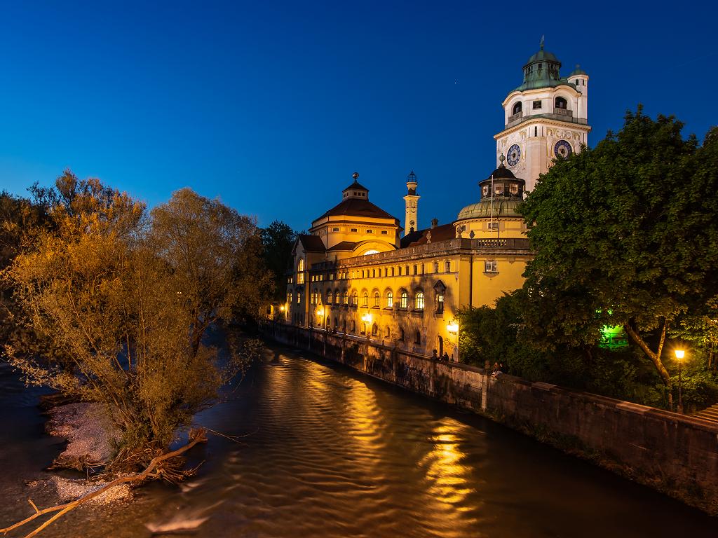 Müllersches Volksbad bei Nacht