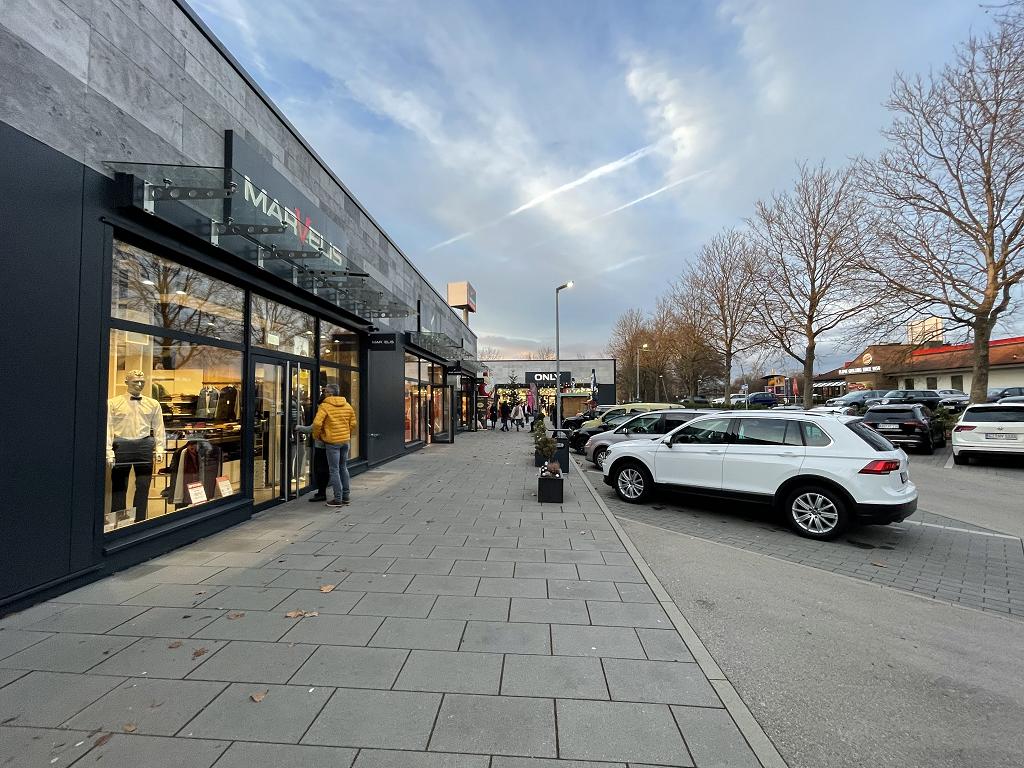 Blick auf das Outlet mit Besucher