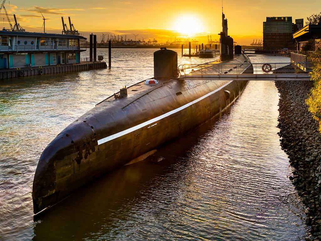 Das U-Boot bei Sonnenuntergang