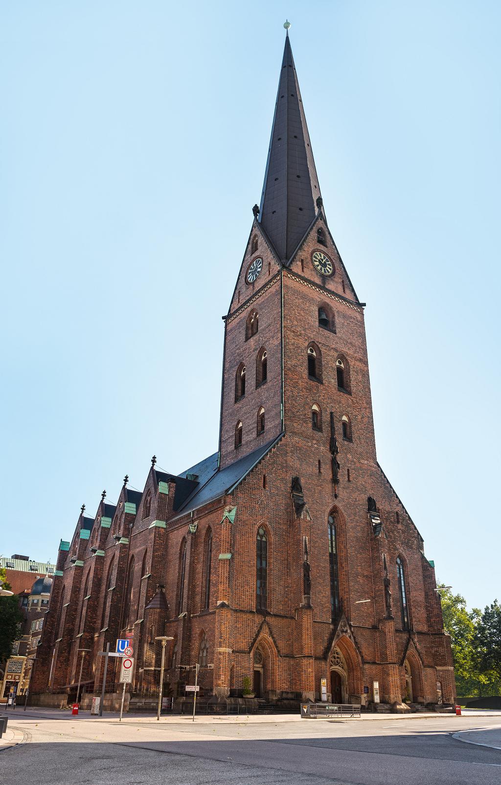 Der 132 Meter hohe Turm von der Kirche