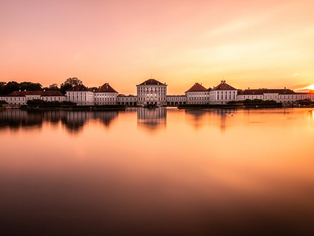 Sonnenuntergang und Schloss