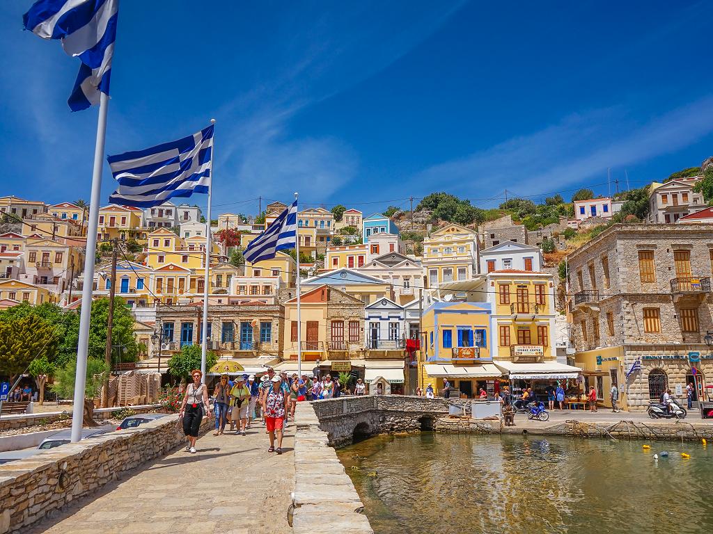 Touristen auf der Insel Symi